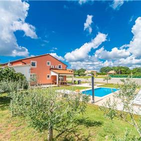 6 bedroom villa with pool near Sveti Lovrec and Poreč, sleeps 12